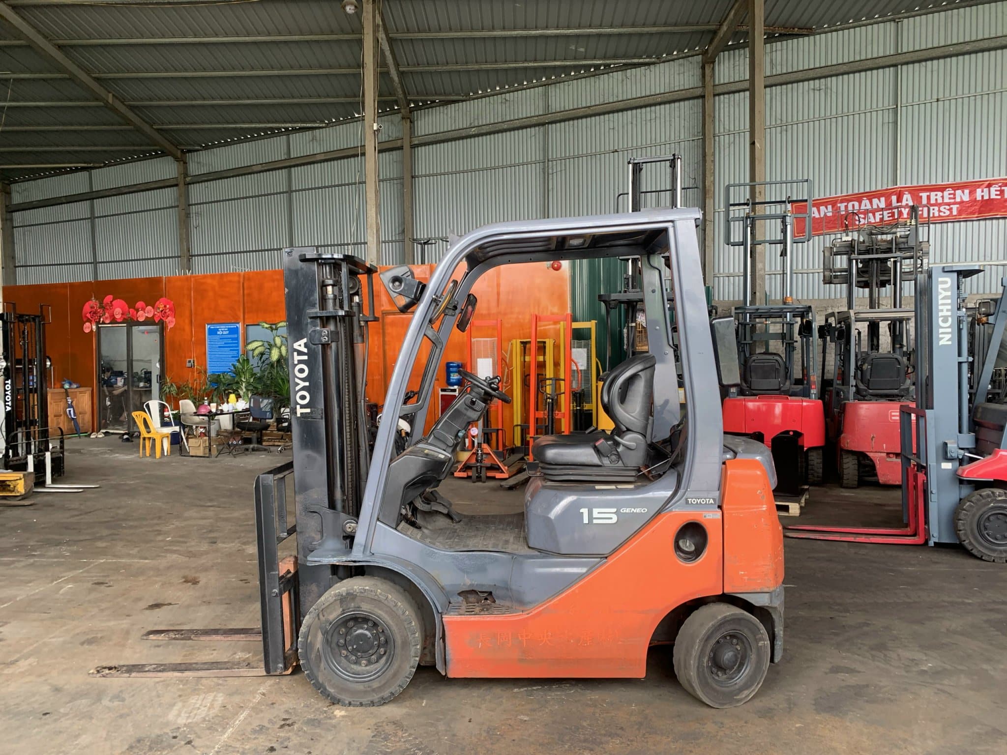 Mua Xe Nâng Nhật Giá Tốt Ở Đâu? Top Đại Lý Xe Nâng Uy Tín Nhất 3 xe nang 1.5 tan toyota 02 8fdl15 3